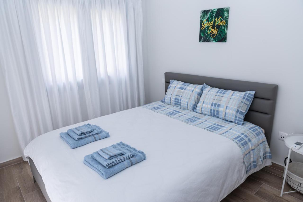 Design Apartment With Swimming Pool Near The Beach Атина Екстериор снимка