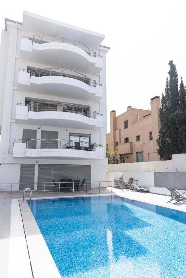 Design Apartment With Swimming Pool Near The Beach Атина Екстериор снимка
