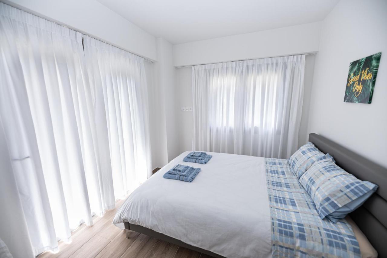 Design Apartment With Swimming Pool Near The Beach Атина Екстериор снимка