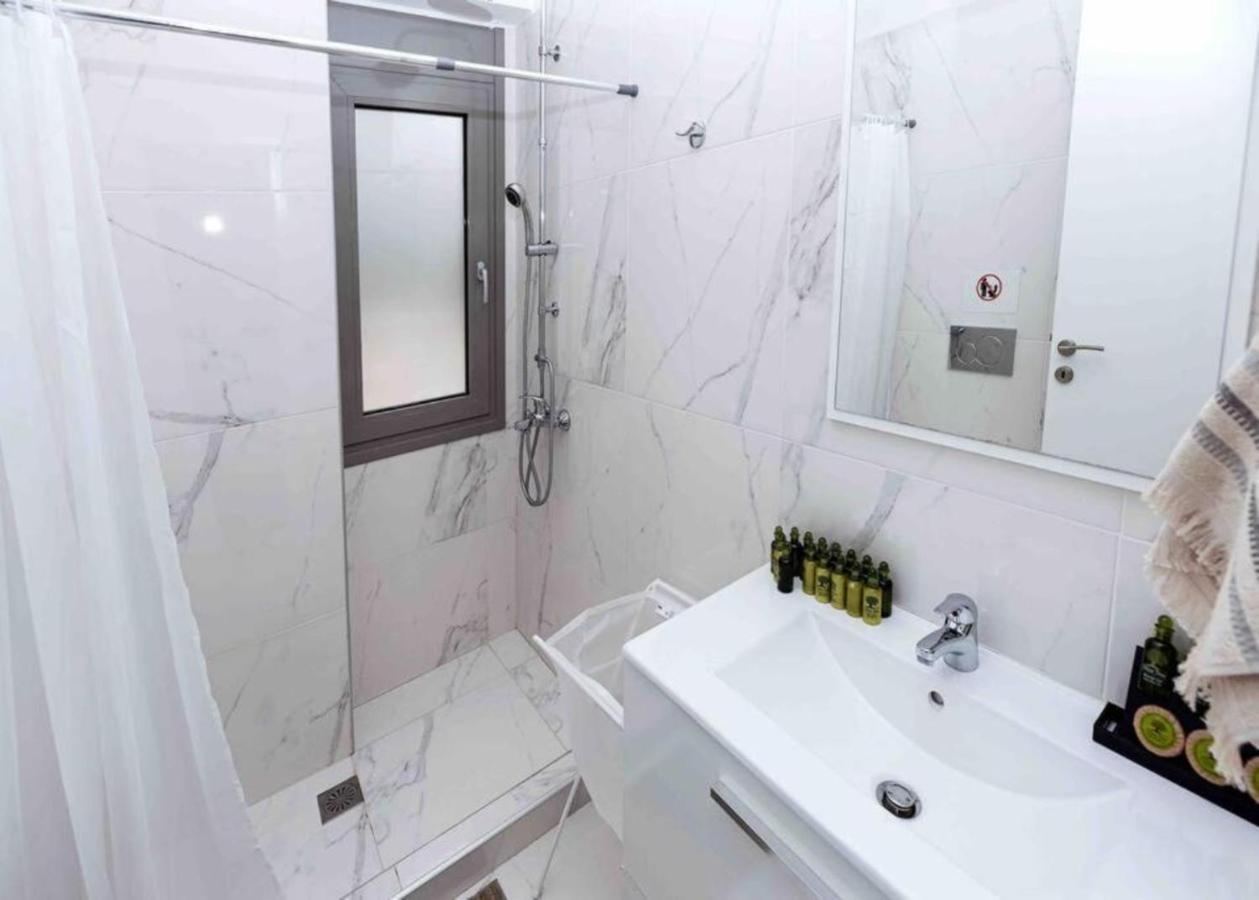 Design Apartment With Swimming Pool Near The Beach Атина Екстериор снимка